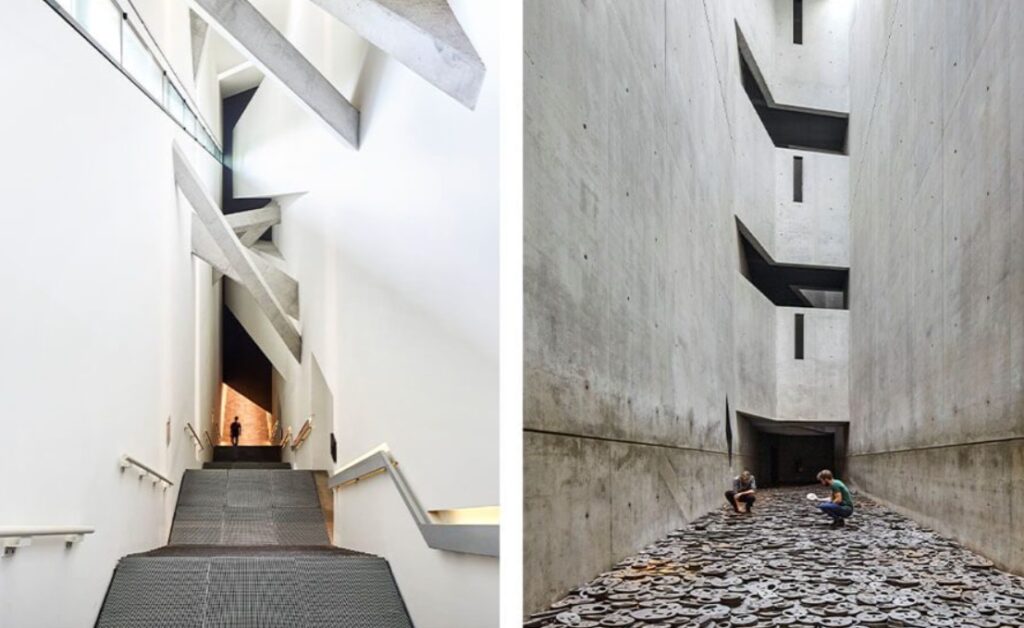 در طراحی موزه یهود، یکی از ورودی ها از داخل ساختمان کنار موزه است